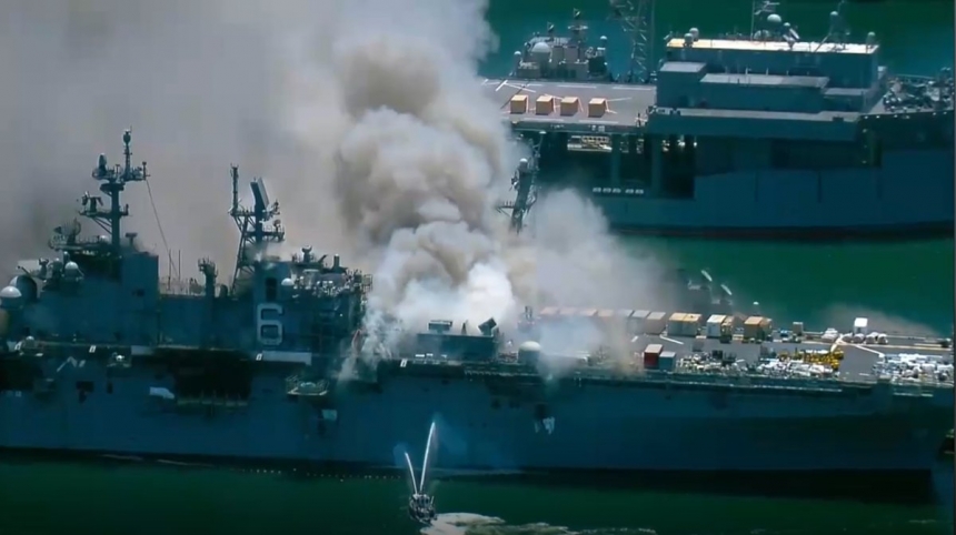 В США  горит десантный корабль ВМС, 18 пострадавших. Видео