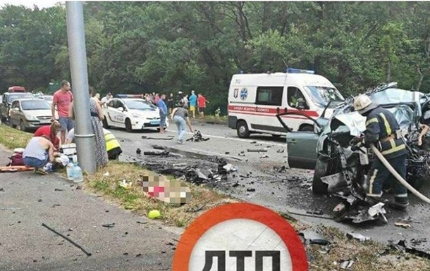 Пьяный водитель Mercedes устроил ДТП: погибли двое детей и родители