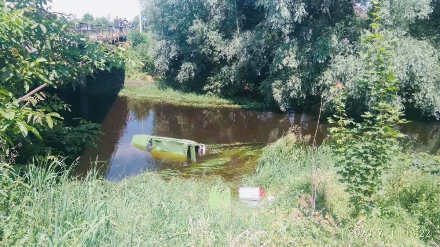 Во Львовской области автомобиль сбил велосипедиста и упал в реку