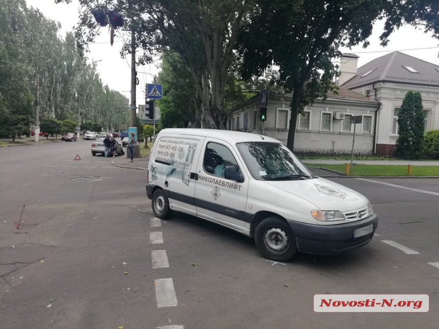 В центре Николаева автомобиль «Николаевлифта» столкнулся с «Деу»