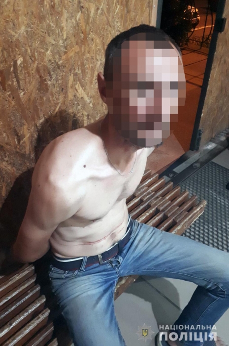 В Николаеве пьяный мужчина поджег двери соседей, угрожая им расправой
