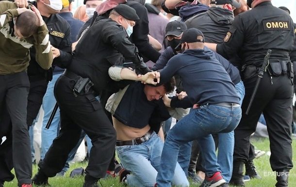 В Беларуси после митинга милиция задержала более 100 человек