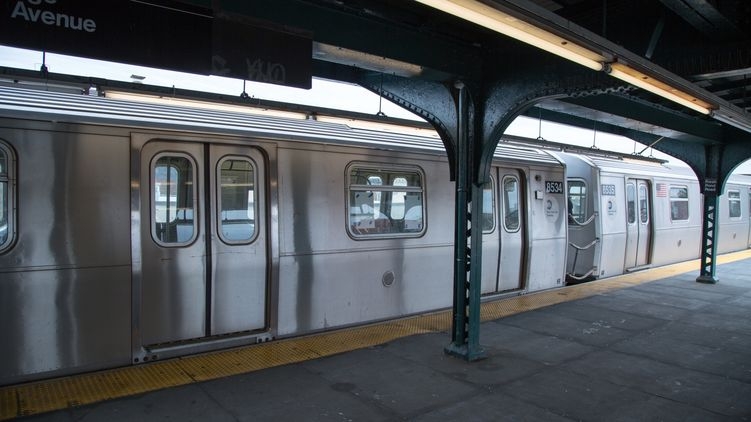 Темнокожие полицейские в Нью-Йорке душили и избивали белого пассажира в метро. Видео 18+
