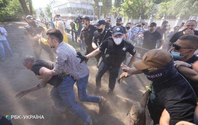 Под Радой произошла драка между митингующими и правоохранителями