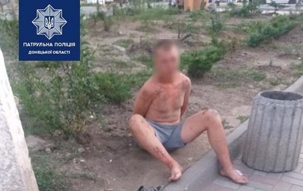 В Мариуполе пьяный мужчина с топором бросался на прохожих