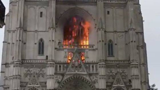 Во Франции горит собор XV века