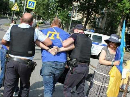 В России завели дело против активиста, который падая зацепил полицейского украинским флагом. Видео