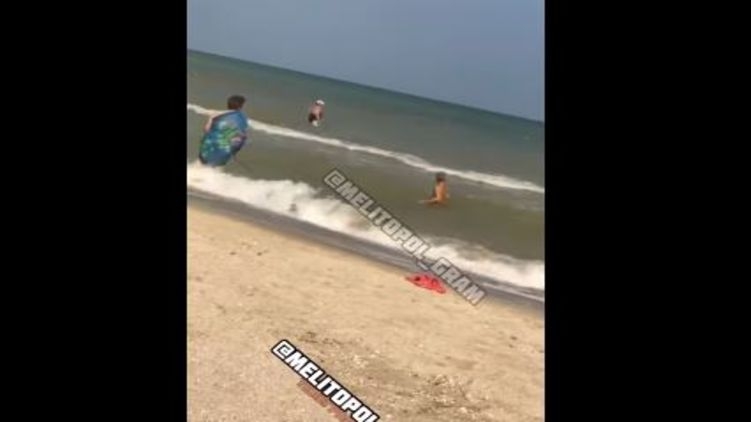 Бабушка искупала внука в море, привязав на поводок. Видео