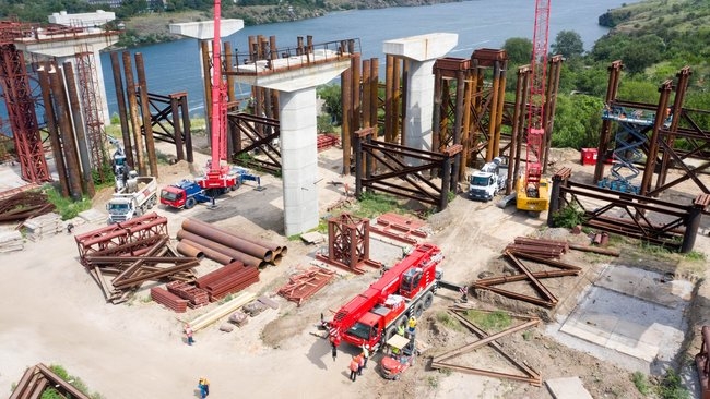 Через Днепр начали строить Запорожский мост