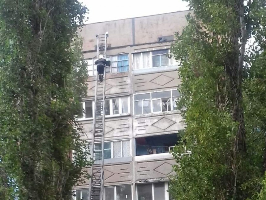 Житель Южноукраинска застрял в окне 9-го этажа: на помощь пришли спасатели