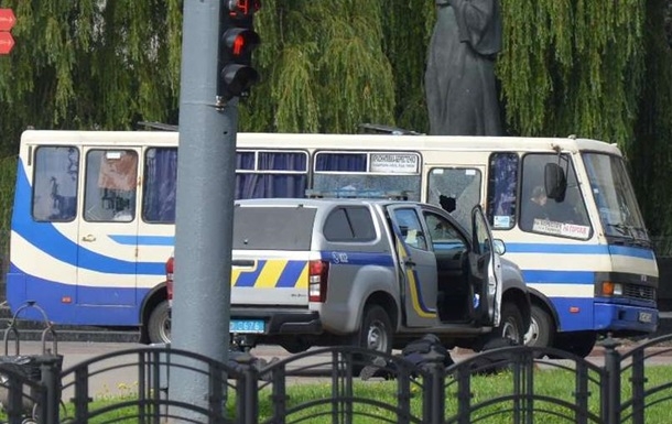 Террорист, захвативший в Луцке автобус с заложниками, записал видео и выдвинул требования