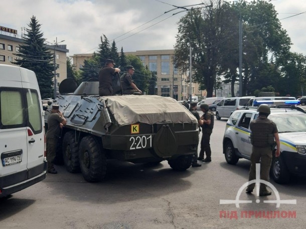 Захват заложников в Луцке: в центр города стягивают военную технику