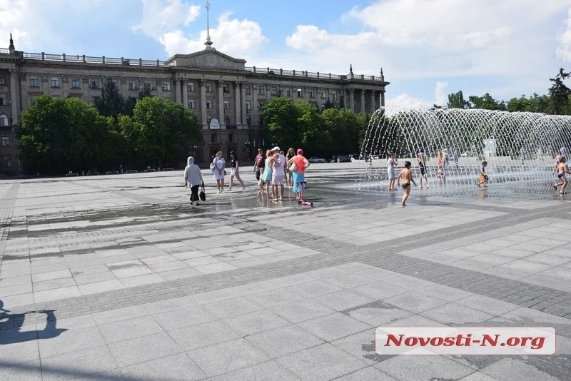 В Николаеве на Серой площади так и не появились деревья в кадках, которые Сенкевич обещал ещё весной