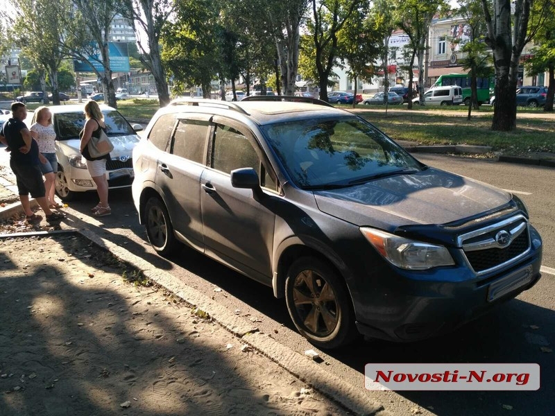 В центре Николаева столкнулись «Субару» и «Шкода», за рулем которых были автоледи