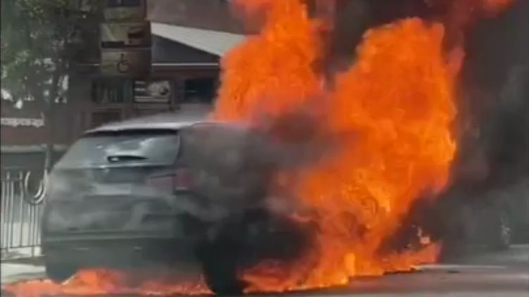 В Киеве взорвался BMW: огонь повредил также припаркованное рядом авто