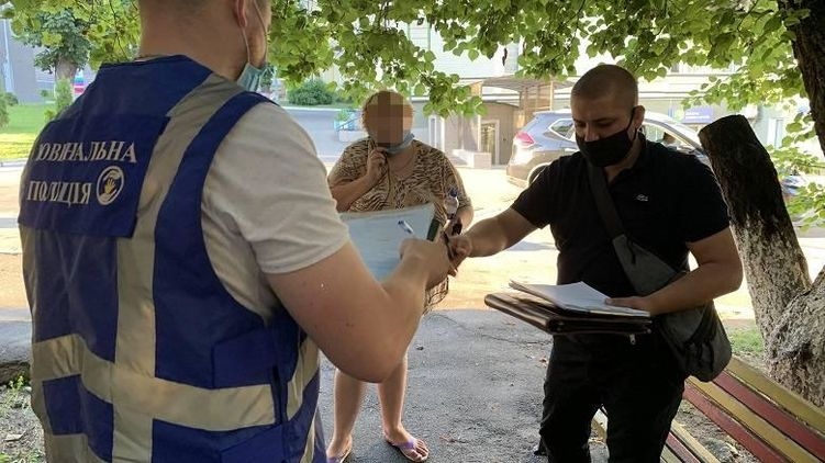 В Киеве двухлетнюю девочку госпитализировали в состоянии алкогольной интоксикации