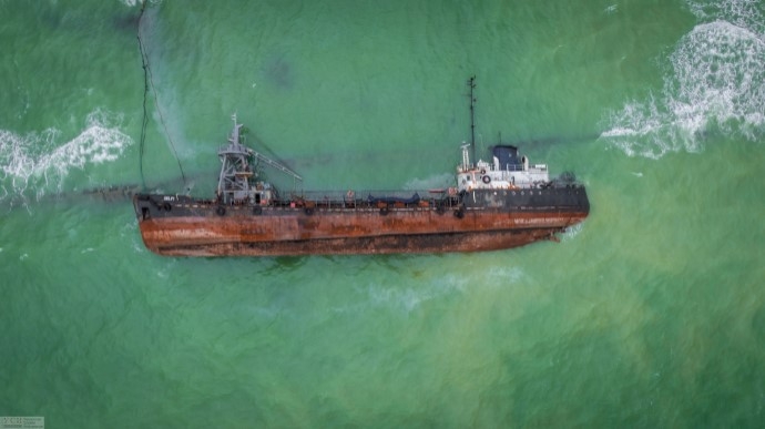 Из затонувшего танкера «Делфи» в море у пляжа в Одессе снова вытекла нефть