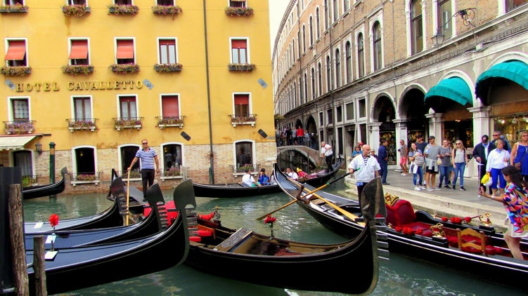 В Венеции гондольеры пожаловались на растолстевших туристов