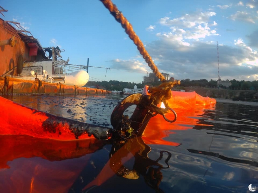 Утечку нефтепродуктов из танкера Delfi в Одессе показали на видео