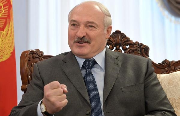 Лукашенко пригрозил выдворить из Беларуси журналистов, которые «зовут на майданы»