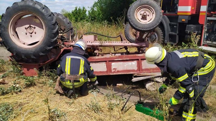 Под Днепром перевернулся трактор с детьми: один мальчик погиб