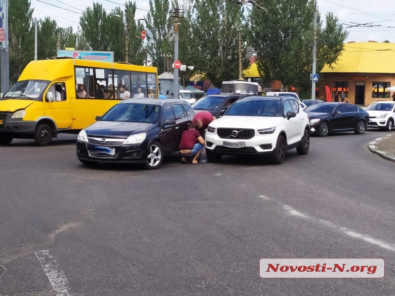 В Николаеве столкнулись «Вольво» и «Опель»: в центре города пробка