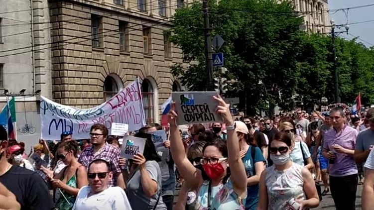 В Хабаровске тысячи людей митингуют в поддержку экс-губернатора, подозреваемого в организации убийств