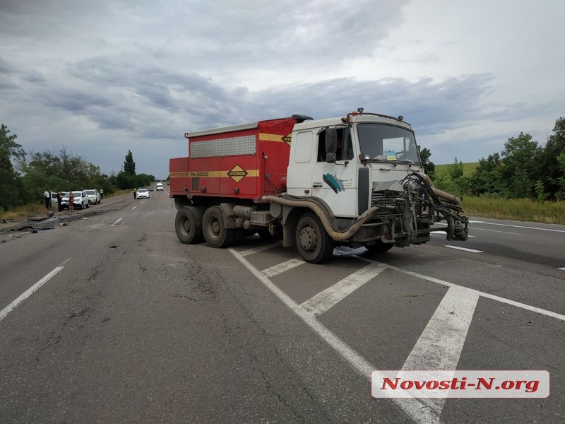 Под Николаевом седельный тягач врезался в «МАЗ» дорожников — погиб водитель