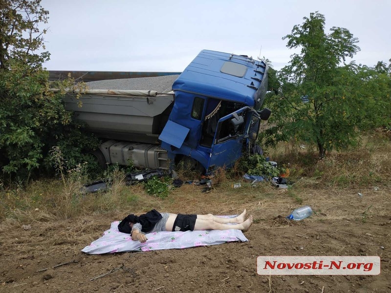 Под Николаевом седельный тягач врезался в «МАЗ» дорожников — погиб водитель