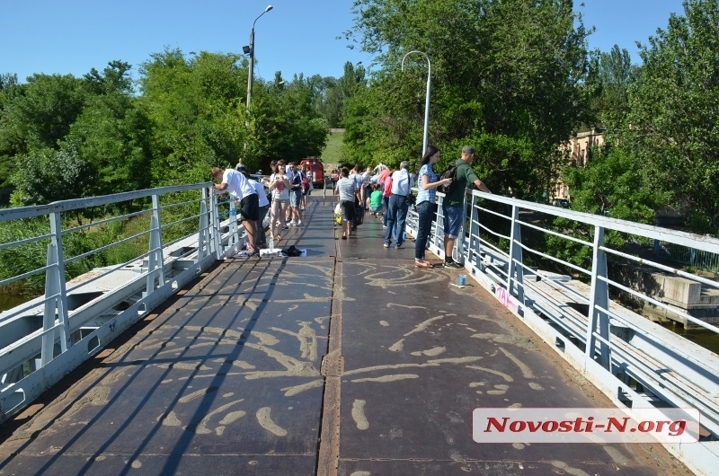 На понтонном пешеходном мостике через Ингул сделают освещение