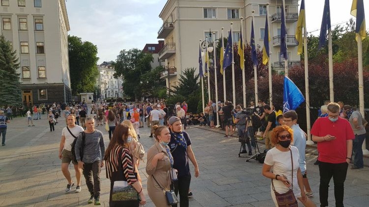 Сторонники Порошенко митинговали на Банковой против перемирия на Донбассе