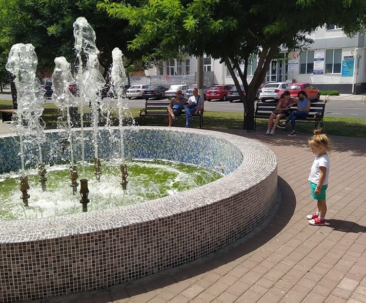 В фонтанах в центре Николаева позеленела вода