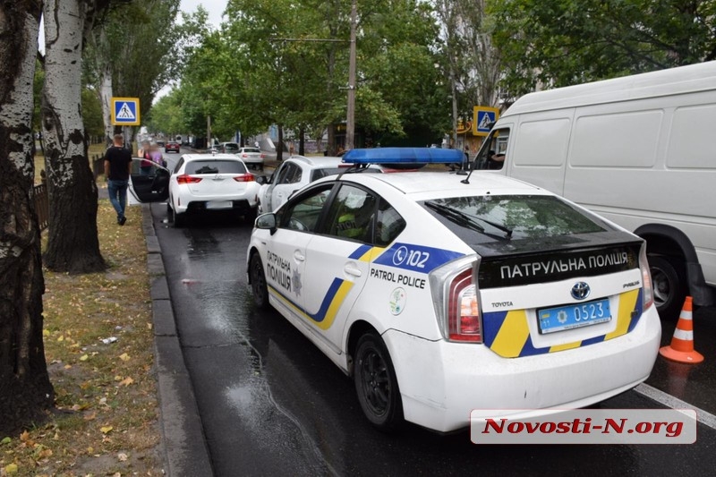 В центре Николаева столкнулись три автомобиля: на проспекте пробка