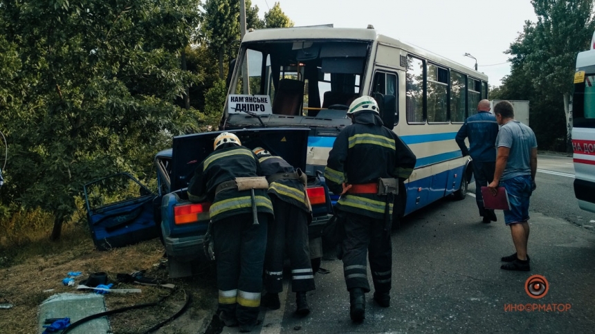 В Днепре ВАЗ влетел в рейсовый автобус: водителя автомобиля полчаса «качали» медики