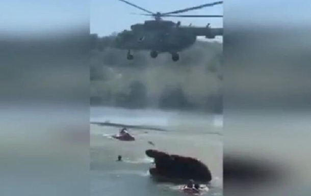 Под Харьковом на пляже вертолет опрокинул лодку