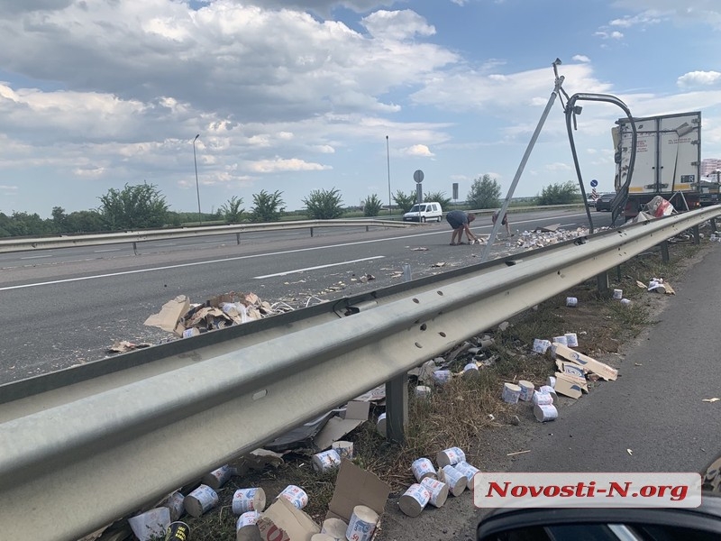 Трассу «Киев-Одесса» в районе Умани засыпало туалетной бумагой
