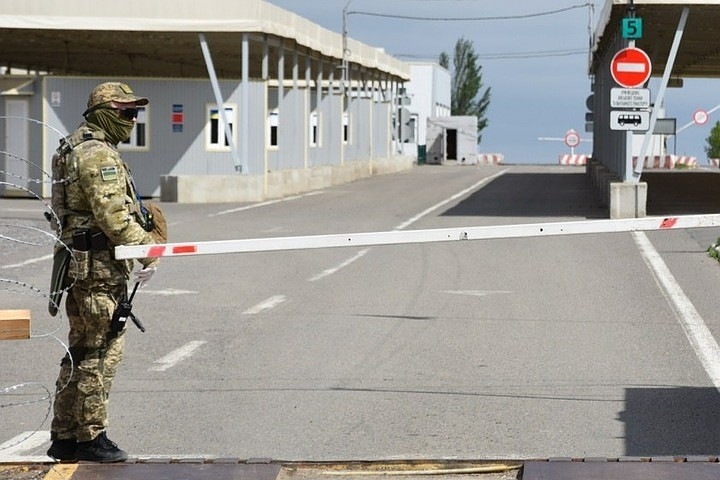 В Украине запретили иностранцам пересекать линию разграничения на Донбассе без коронавирусной страховки