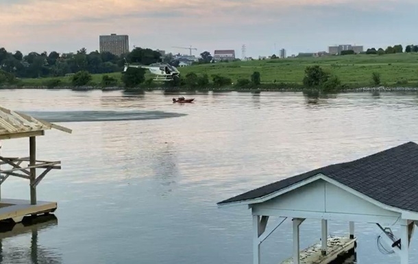 Вертолет упал в реку в США