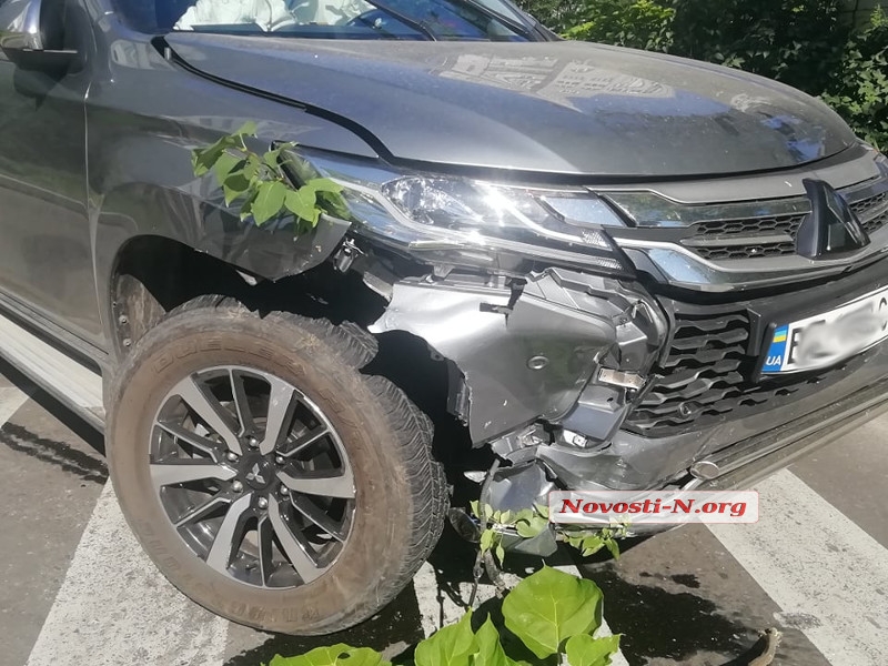 На перекрестке в Николаеве столкнулись ВАЗ и Mitsubishi: водитель госпитализирован