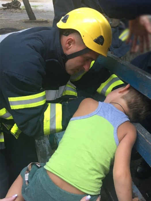 В Николаеве 4-летний мальчик застрял головой в уличной скамейке