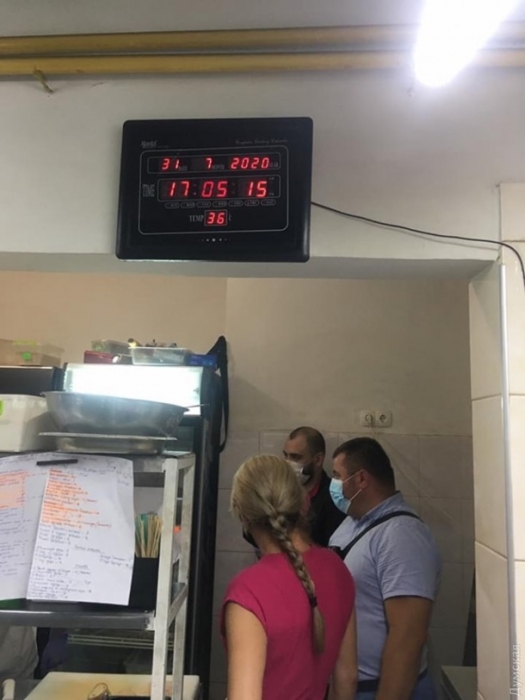 В Одессе 5 взрослых и один ребенок заболели сальмонеллезом после банкета в ресторане