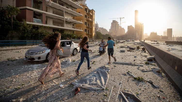 Взрыв в порту Бейрут и реакция жителей попали на камеры видеонаблюдения
