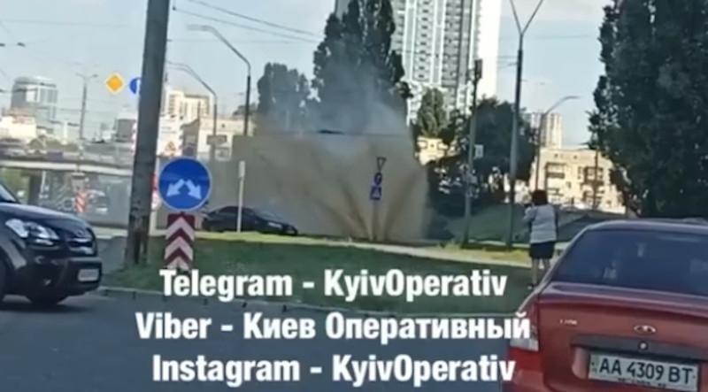В Киеве из-под земли забил гейзер. ВИДЕО