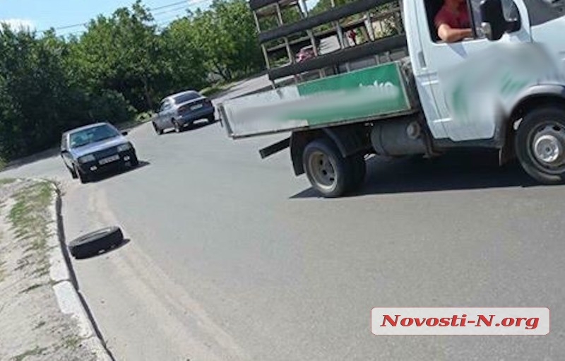 В Николаеве у маршрутки отпали колеса прямо на ходу. ВИДЕО