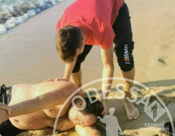 В Одесской области 15-летний школьник спас мужчину, у которого в море случился инсульт