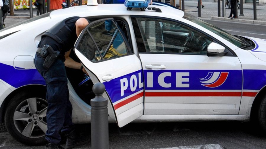 Во Франции мужчина взял в заложники посетителей банка