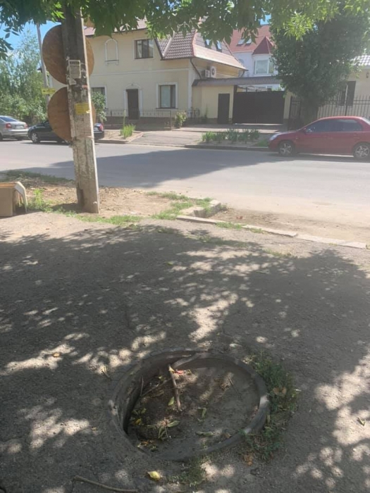 В центре Николаева женщина упала в колодец: об аварийной крышке люка сообщали почти год назад