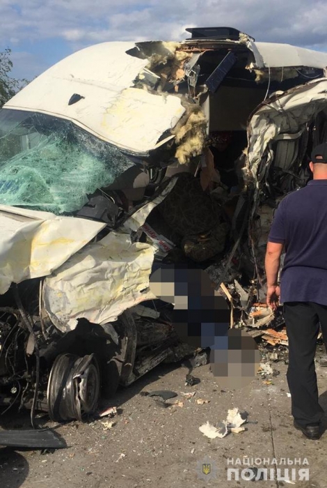 В Житомирской области фура врезалась в маршрутку: погибли пассажиры