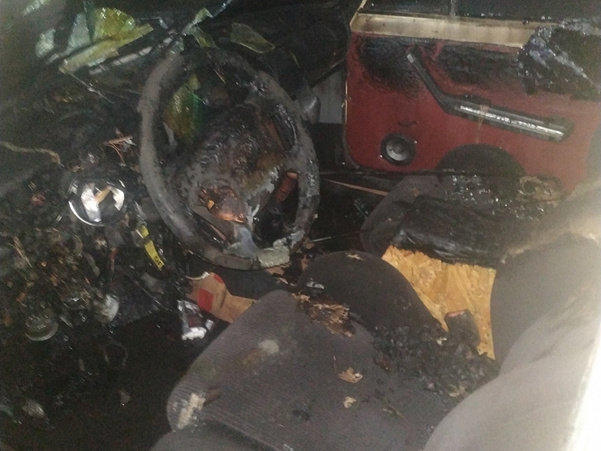 По неизвестным причинам возле частного дома загорелись припаркованные «Жигули»