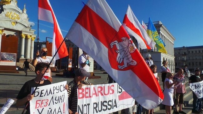 «Кому Лука батька, тому Х#йло дядька!», - в Киеве прошла акция солидарности с Беларусью. ФОТОРЕПОРТАЖ